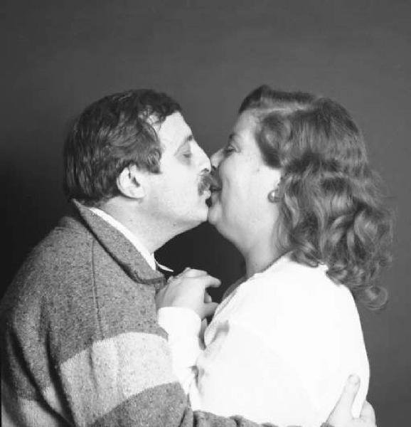 Ritratto di coppia - uomo e donna che si baciano