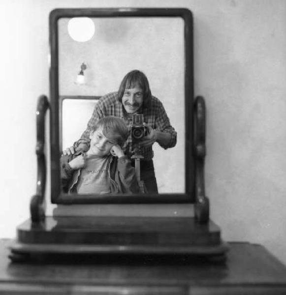 Autoritratto di Enzo Nocera con bambino allo specchio