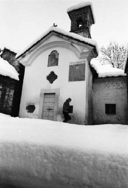 Piccola chiesa di montagna con la neve