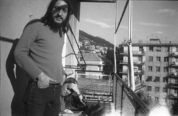 Enzo Nocera e Carola sul balcone di una casa a Nervi