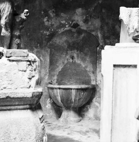 Milano - Fontana in pietra all'interno di un cortile