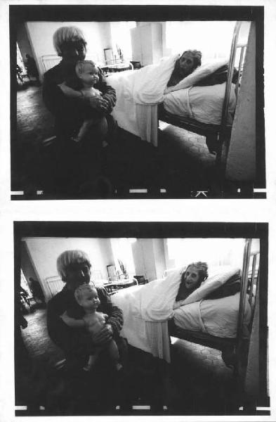 Composizione di due immagini - Due anziane in un ospizio - Una a letto, l'altra regge una bambola