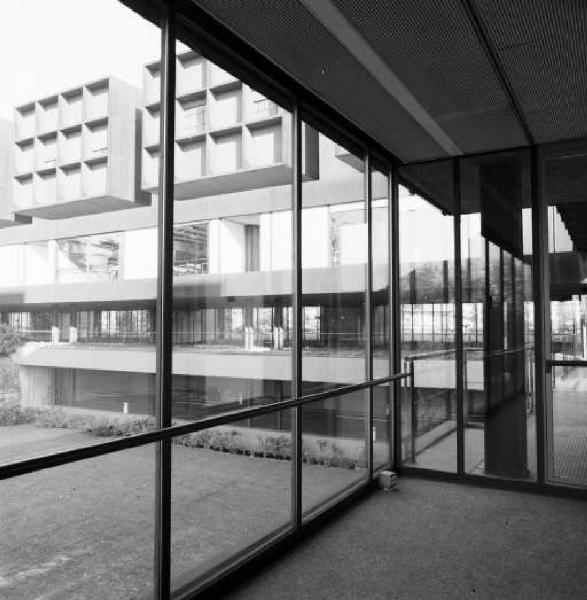 Edificio moderno per uffici - Particolare della vetrata di un camminamento interno