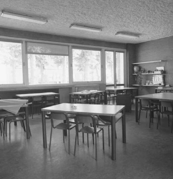 Struttura scolastica - Interno - Aula con tavoli e lavagna