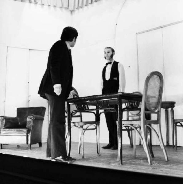 Nizza - Rappresentazione teatrale - Due attori in costume sul palcoscenico in piedi di fronte ad un tavolo