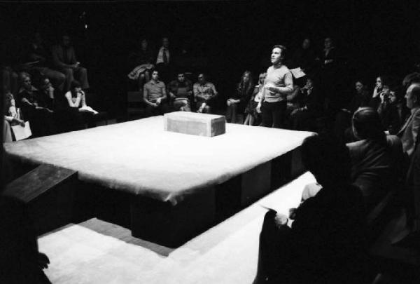 Milano - Teatro Il Trebbo - Spettacolo teatrale - Attore e palco fra il pubblico