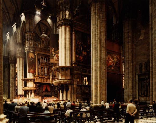 Milano - Duomo - interno - navata centrale - persone in preghiera
