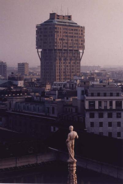 Milano - centro urbano - statua sopra le guglie del Duomo - Torre Velasca - tetti di Palazzo Reale