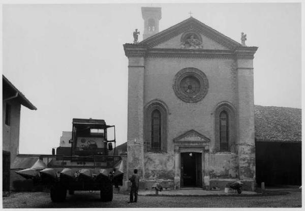 Noviglio - cascina Conigo - facciata della cappella - trattore - uomo