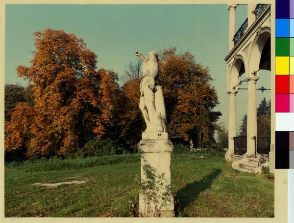 Macherio - villa Belvedere Visconti di Modrone - parco - ingresso - statua