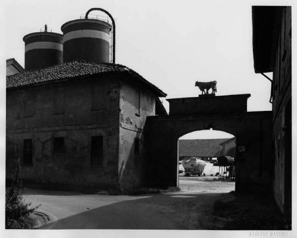 Villanova del Sillaro - cascina Santa Maria - arco di ingresso - silos