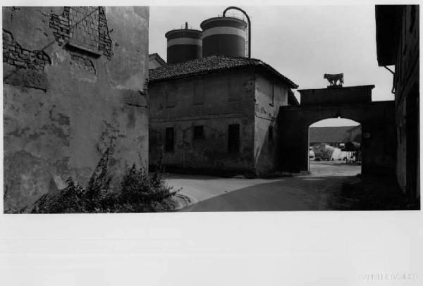 Villanova del Sillaro - cascina Santa Maria - arco di ingresso - silos
