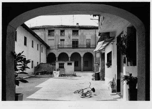 Rescaldina - villa Bernocchi - cortile interno - portico