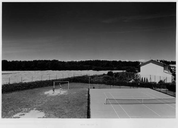 Rescaldina - campo da calcio - campo da tennis - vegetazione