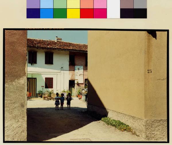Lodi Vecchio  - via Santi Naborre e Felice - cortile interno - fanciulli