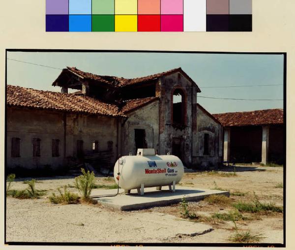 Lodi Vecchio - cascina San Marco - cortile interno - cisterna del gas