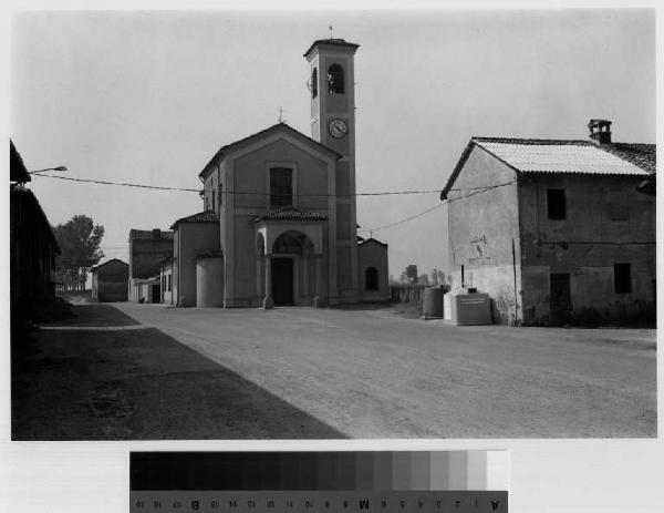 Caselle Lurani - località di Calvenzano - chiesa della Natività di Maria - piazza