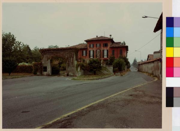 San Zenone al Lambro - villa Caccia Dominioni - strada