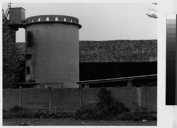 Peschiera Borromeo - frazione di monasterolo - cascina Molinello - silos - muro di recinzione