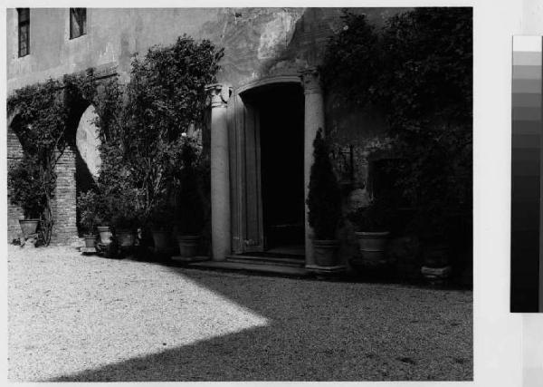 Peschiera Borromeo - cortile del castello - ingresso