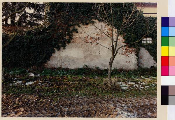 Basiglio - cascina Viscontea - muro di cinta del cortile