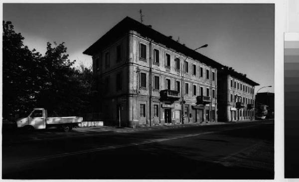 Rozzano - località di Cassino Scanasio - strada statele dei Giovi - edificio