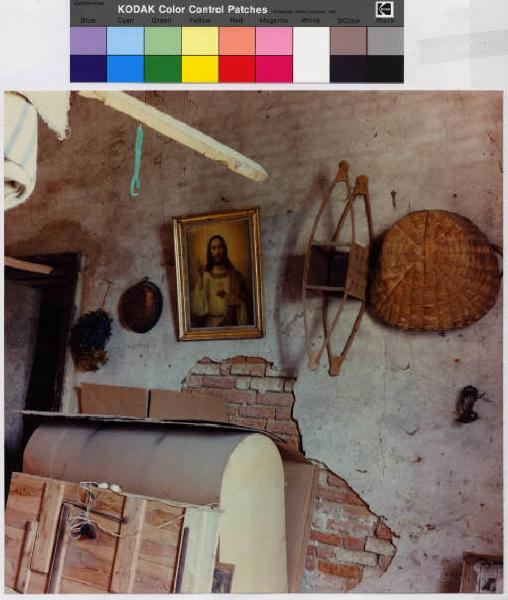 Locate di Triulzi - cascina Resenterio - interno - quadro con immagine di Cristo - oggetti agricoli