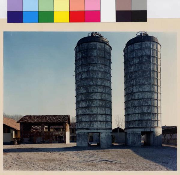 Pozzuolo Martesana - località di Bisentrate - cascina - corte interna - silos