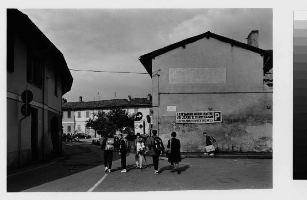 Cernusco sul Naviglio - piazza Unità d'Italia - studenti all'uscita della scuola