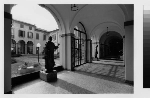 Cernusco sul Naviglio - villa Gervasoni - porticato - statue - cortile interno