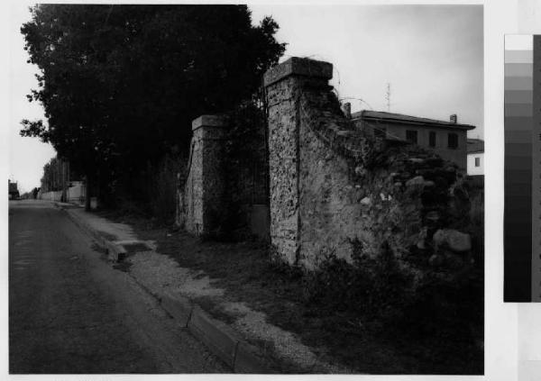 Grezzago - villa Zoia - cancello lungo la strada