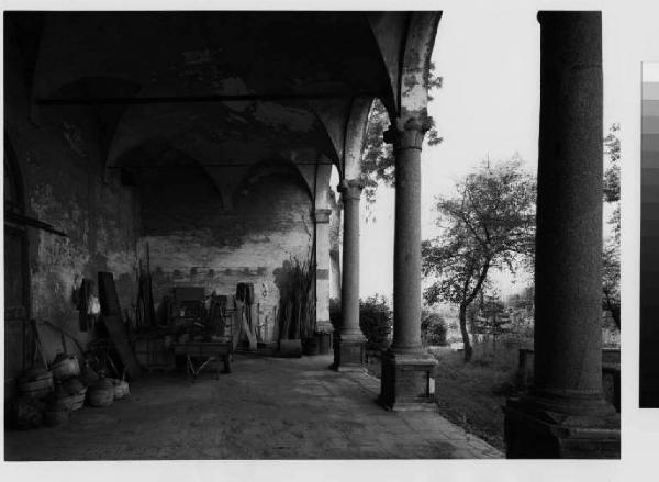 Buccinasco - località Castello - palazzo - loggiato con colonne