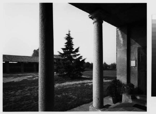Buccinasco - cascina Cassinazza - portico con colonne - cortile interno