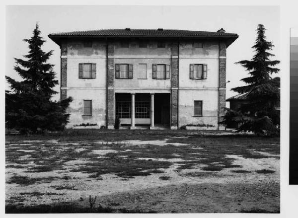 Buccinasco - cascina Cassinazza - facciata principale - giardino