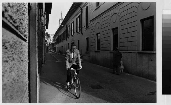 Legnano - quartiere San Domenico - ritratto di uomo in bicicletta