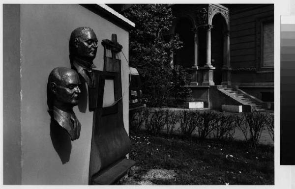 Legnano - via Pontida - cortile interno - monumento con sculture