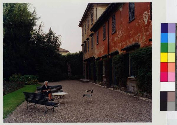 Cornaredo - frazione di S. Pietro all'Olmo - villa Gavazzi Balossi - parco - ritratto di donna