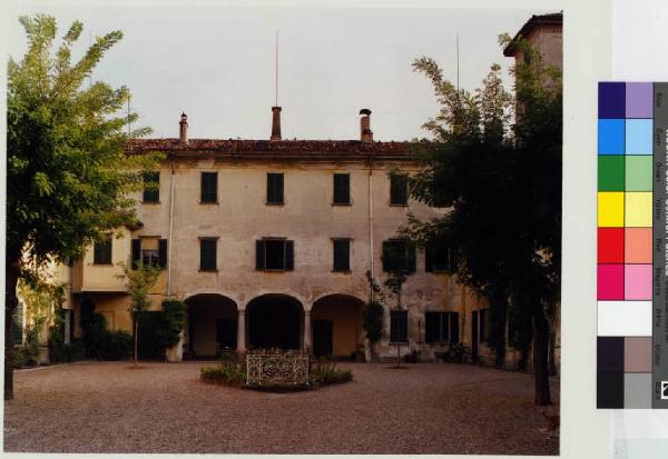 Cornaredo - frazione di S. Pietro all'Olmo - villa Gavazzi Balossi - cortile interno - porticato