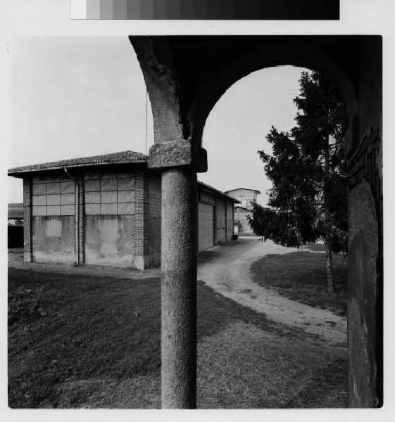 Trezzano sul Navilgio - cascina Terzago - colonna del portico - cortile interno