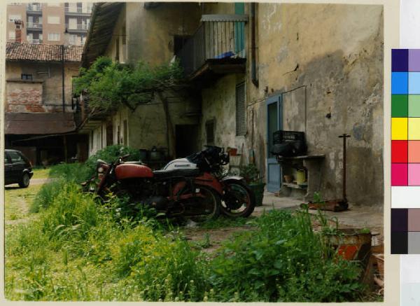 Trezzano sul Navilgio - via Vittorio Veneto 22 - casa - corte interna - motociclette
