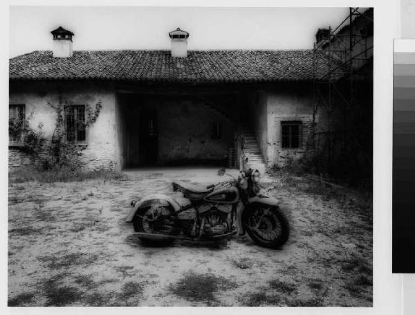 Arese - frazione di Valera - via Allende - corte Rustica - corte interna - motocicletta