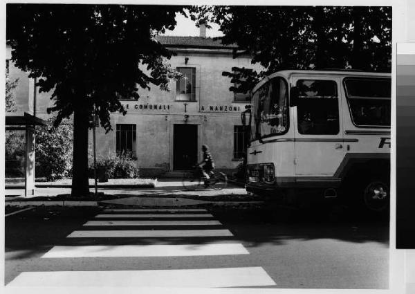 Pregnana Milanese - via Vittorio Emanuele III - Scuole comunali Manzoni - autobus