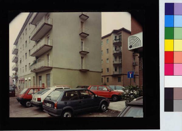 Milano, Cascina Gobba - Quartiere residenziale - Edifici a blocco - Automobili parcheggiate