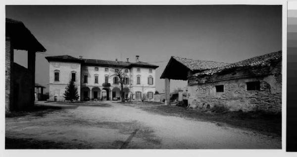 Gaggiano - Villa Marino - Cortile interno