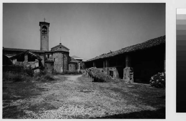 Cologno Monzese - cascina - cortile interno - abside della chiesa di San Giuliano