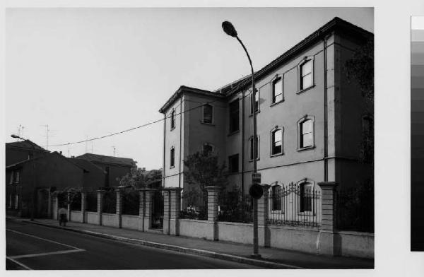 Cologno Monzese - via Carlo Dell'Acqua - edificio sede della biblioteca - strada