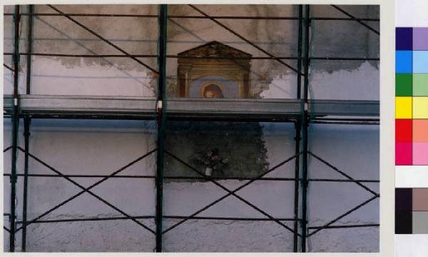 Corsico - via Vigevanese, 3 - facciata durante il restauro - l'edicola con affresco della Madonna