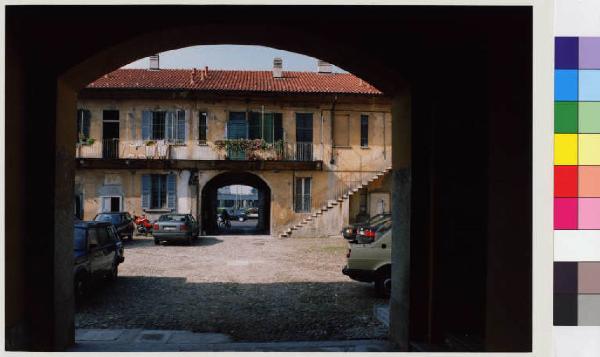 Corsico - via V. Emanuele 51 - portico - cortile interno
