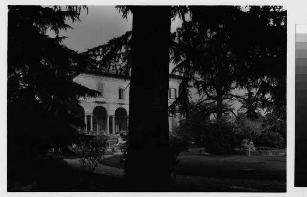 Brugherio - villa Andreani - portico della facciata - giardino