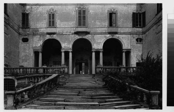 Brugherio - villa Andreani - facciata con loggiato - scalone d'ingresso
